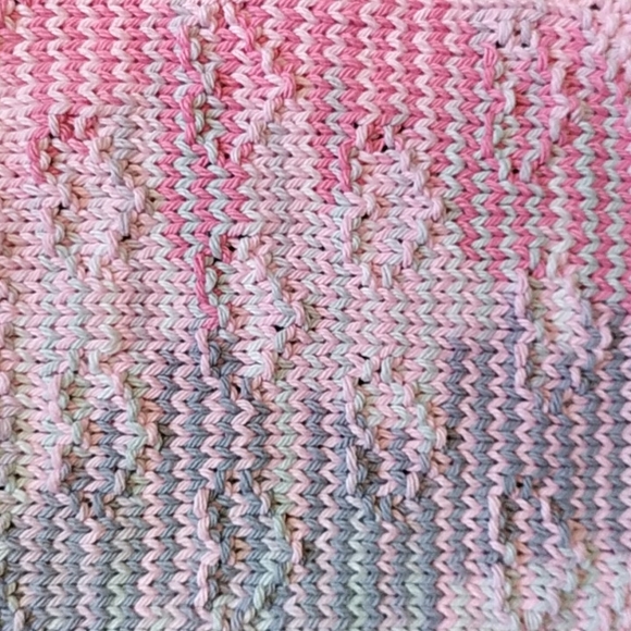 Handknit Heart Bib ๐ฉท๐ฉถ - Picture 3 of 5